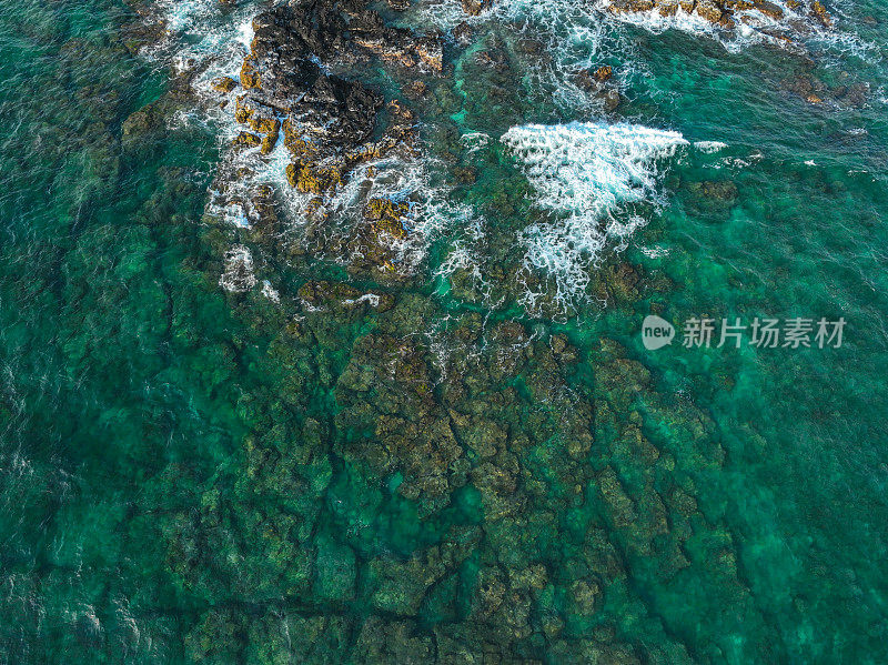 平顺省Phu Quy岛蓝色海岸上的火山沉积急流